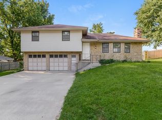 409 Oakbrook Dr, Lansing, KS 66043