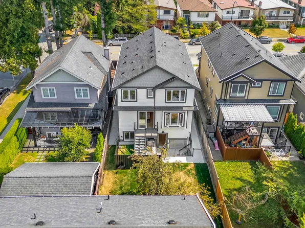 5221 Clarendon St #2, Vancouver, BC V5R 3J7