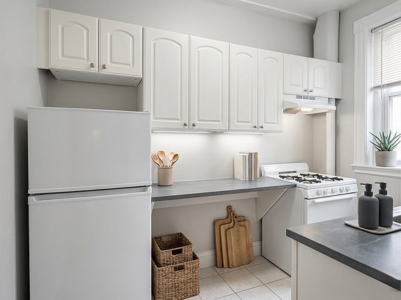 4th image of 14 Orkney Rd APT 4