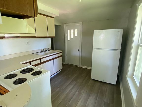 3rd image of 303 S Iroquois Dr