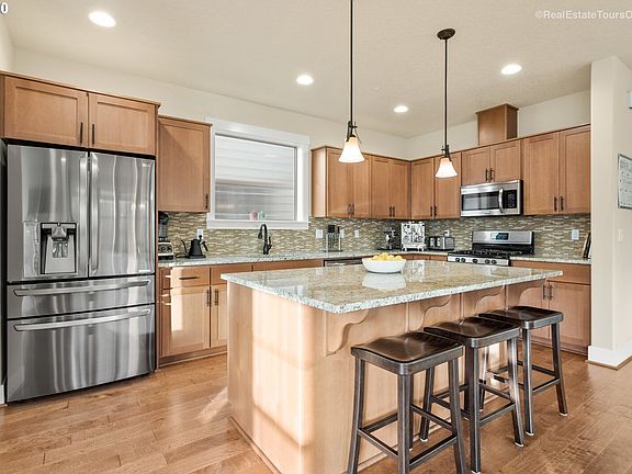 4th image of 410 NE 76th Ave