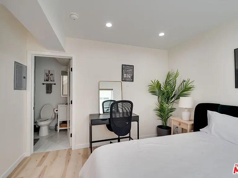 9040 Phyllis Ave #B — Photo 8