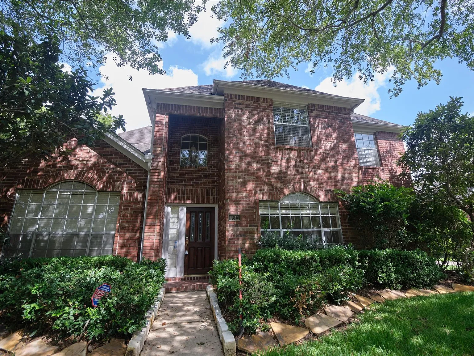 3 bed, 2.5 bath, 2752 sqft, $2,500 — Photo 1