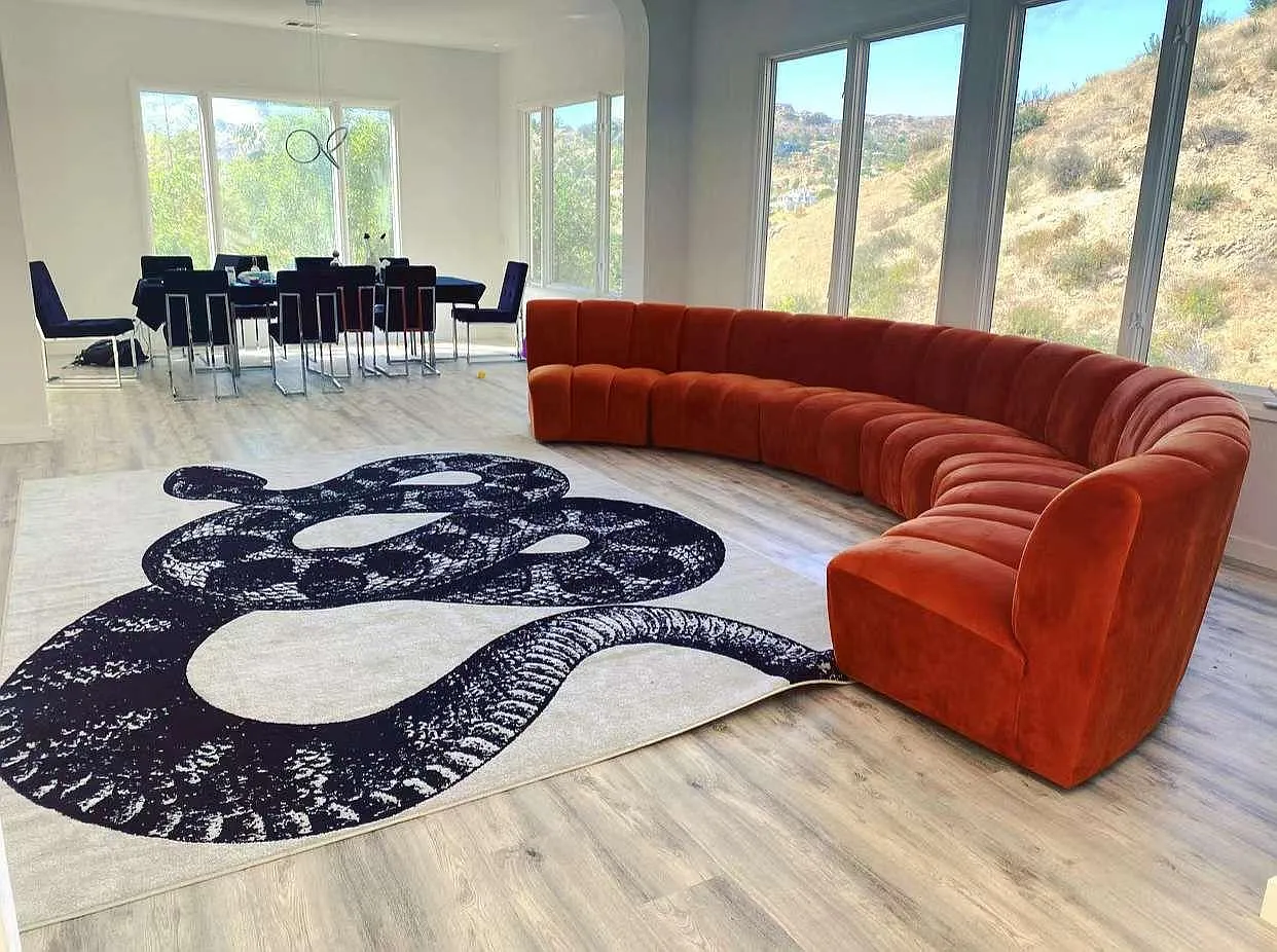 5 bed, 4.5 bath, 4568 sqft, $9,500 — Photo 1