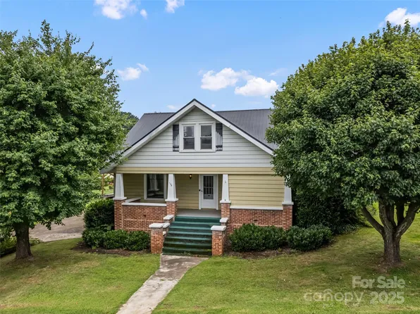 173 Wesley St, Canton, NC 28716