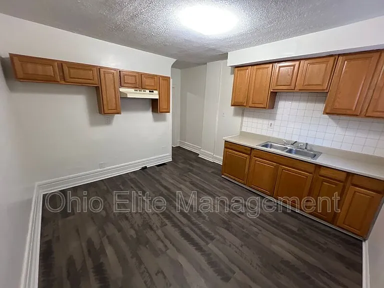 810 Reinhard Ave — Photo 5
