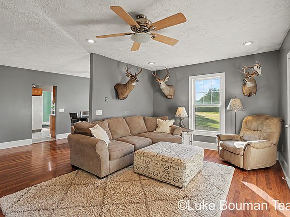 3rd image of 3173 Dumont Rd