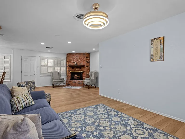 3700 Fairmont Dr — Photo 4