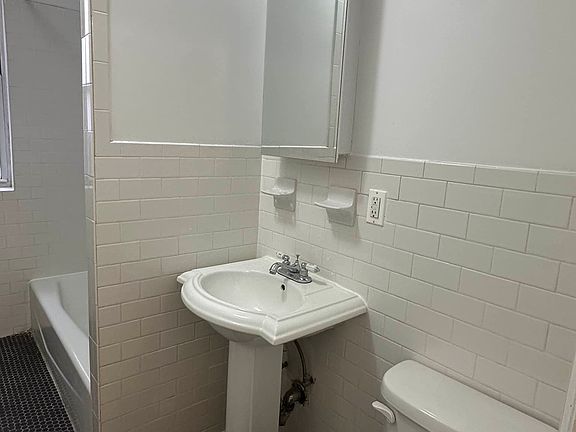 2nd image of 4966 Broadway APT 21