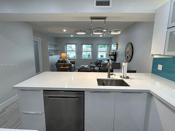 5th image of 615 NE 12th Ave APT 310