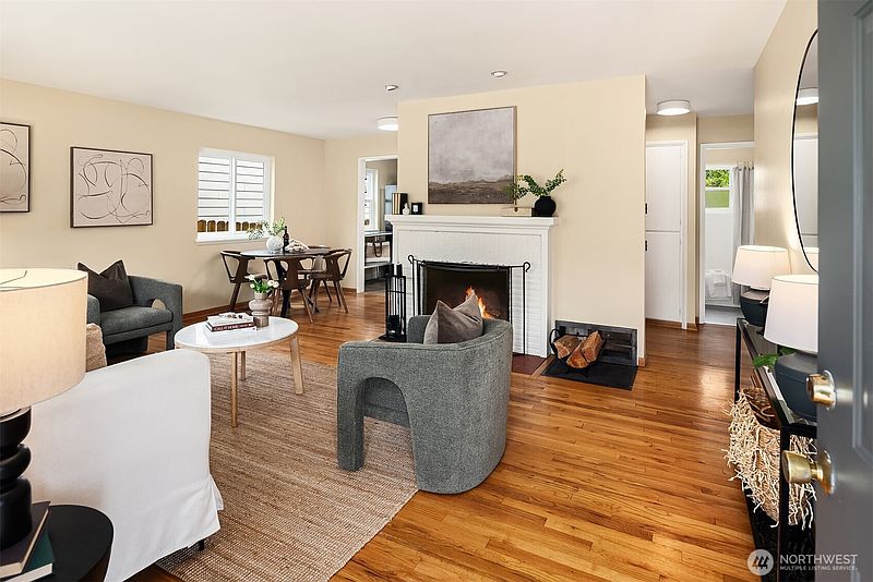 3rd image of 5028 41st Avenue SW