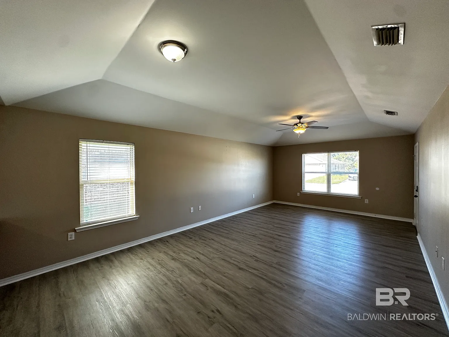 3 bed, 2.0 bath, 1370 sqft, $1,795 — Photo 4