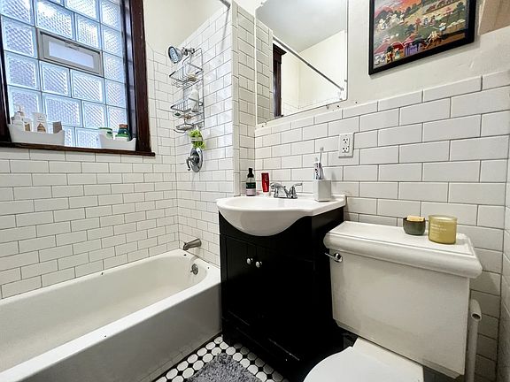 2nd image of 843 N Hoyne Ave APT 1R