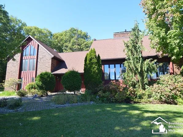 4400 Douglas Dr, Adrian, MI 49221