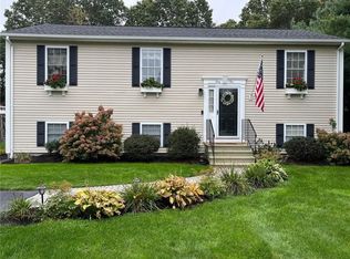 64 Hunters Crossing Dr, Coventry, RI 02816