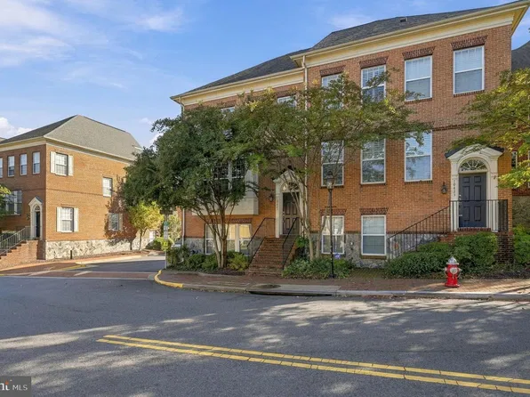 10421 Whitehead St, Fairfax, VA 22030