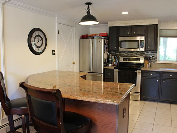4th image of 15 Lakeside Dr