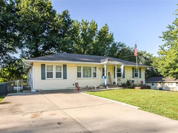 804 Jackson St, Pleasant Hill, MO 64080