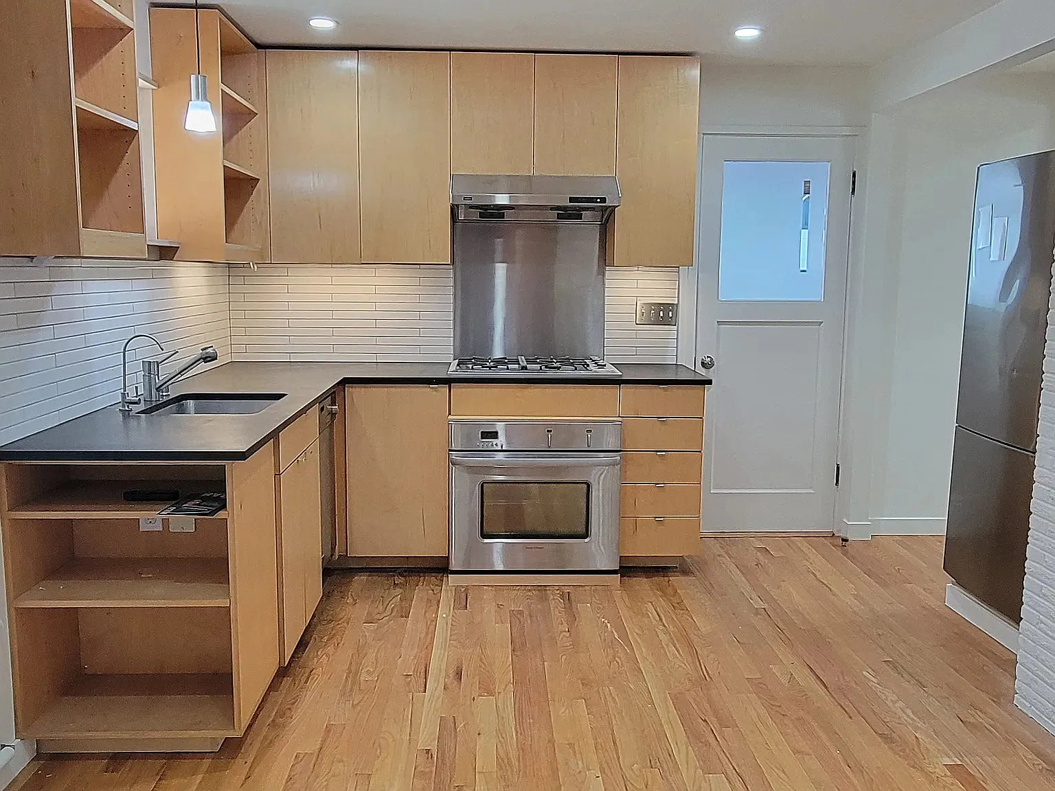 3 bed, 1060 sqft, $3,000 — Photo 2