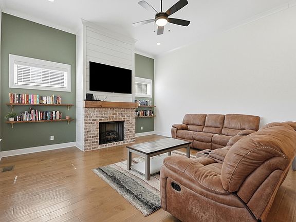 3rd image of 571 Riddle Rd