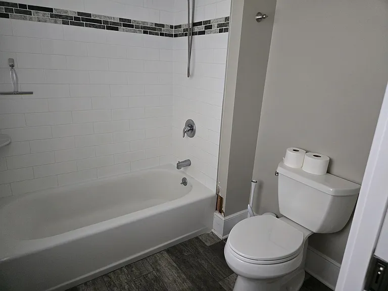 Upstairs Bathroom Shower/Tub