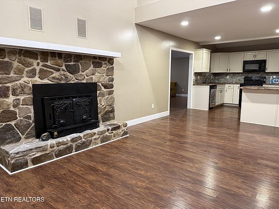 4th image of 459 Dogwood Ln