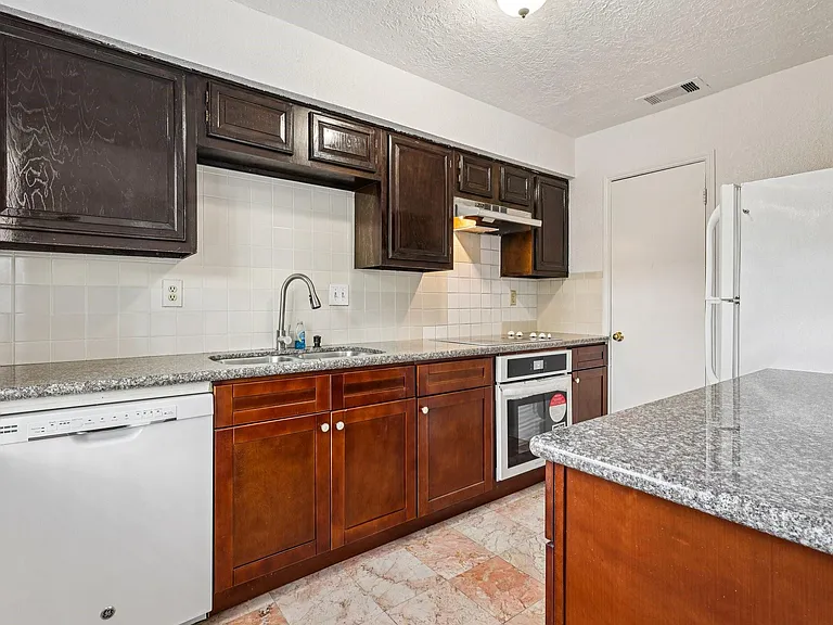 7700 Creekbend Dr #70 — Photo 9