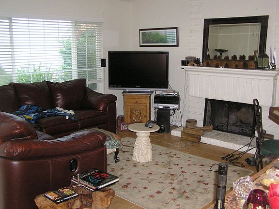 Living room with fireplace and volume ceilings