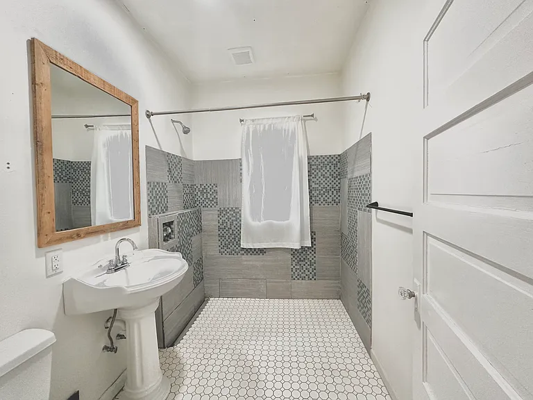 927 E Delmar St — Photo 14