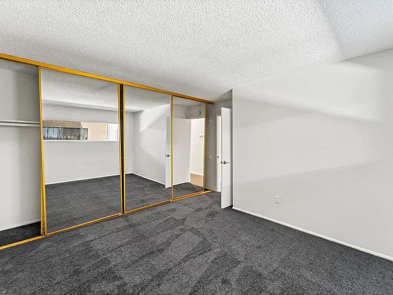 206 Euclid — Photo 15