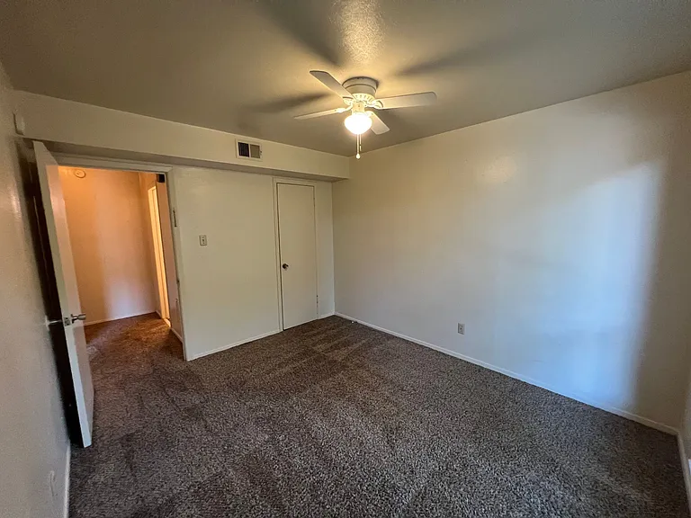 912 N Bell Ave — Photo 6