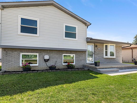 2nd image of 29530 Mitchell Dr