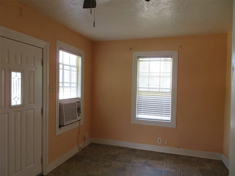 422 Mill Ave — Photo 6