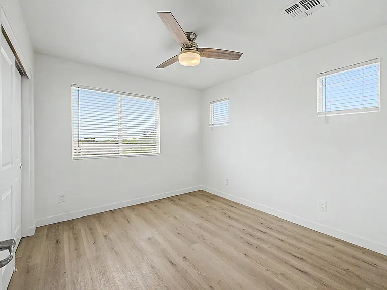 105 W Latona Rd — Photo 32