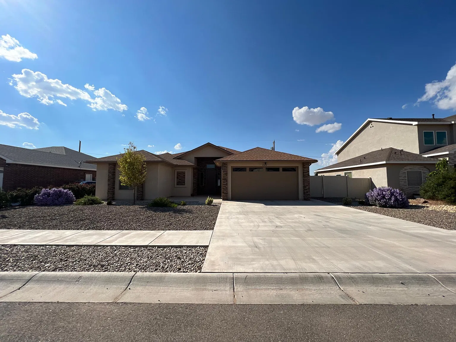 2418 W Bullock Ave — Photo 3