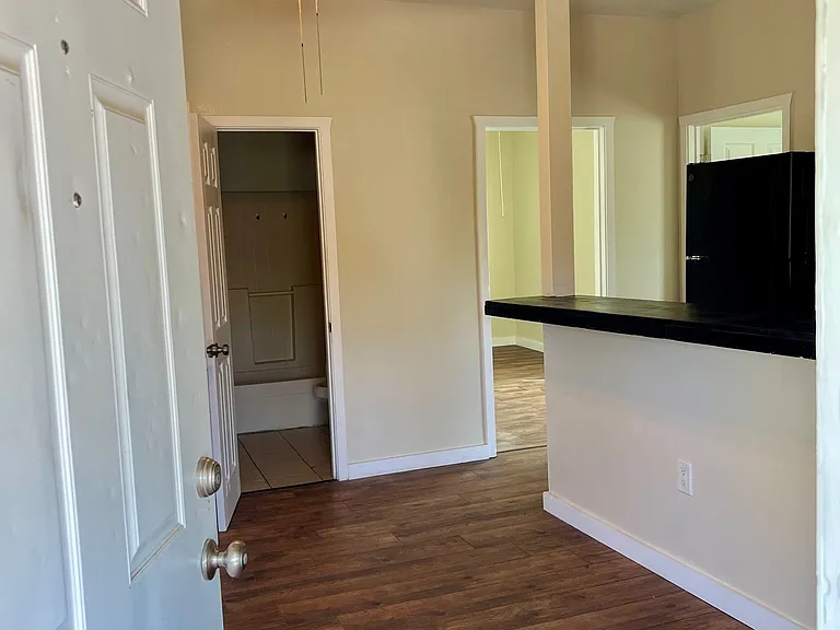 1023 E Haskell St — Photo 4