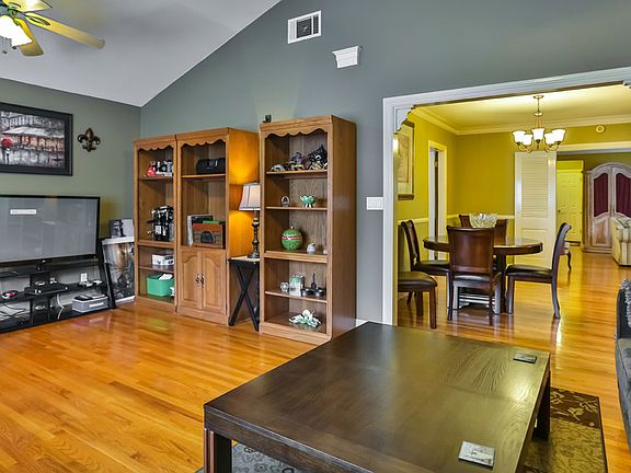 2nd image of 3725 Edgehill Dr