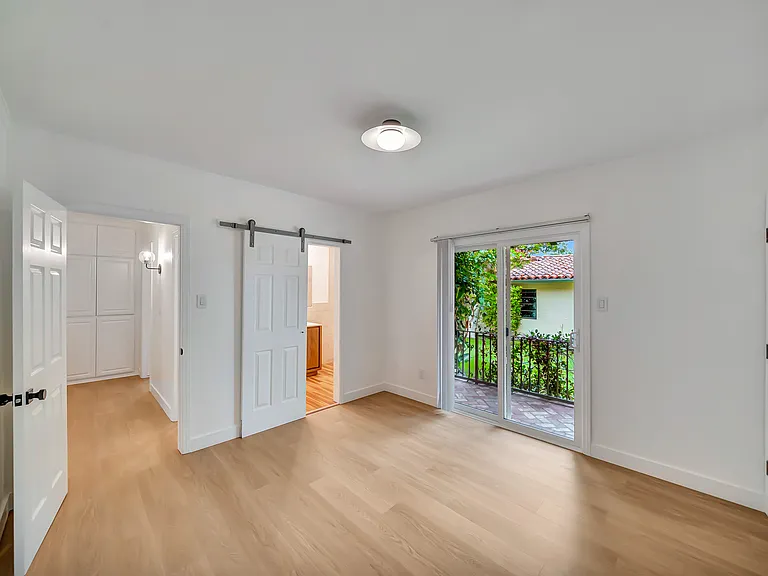 546 S Beachwood Dr — Photo 23
