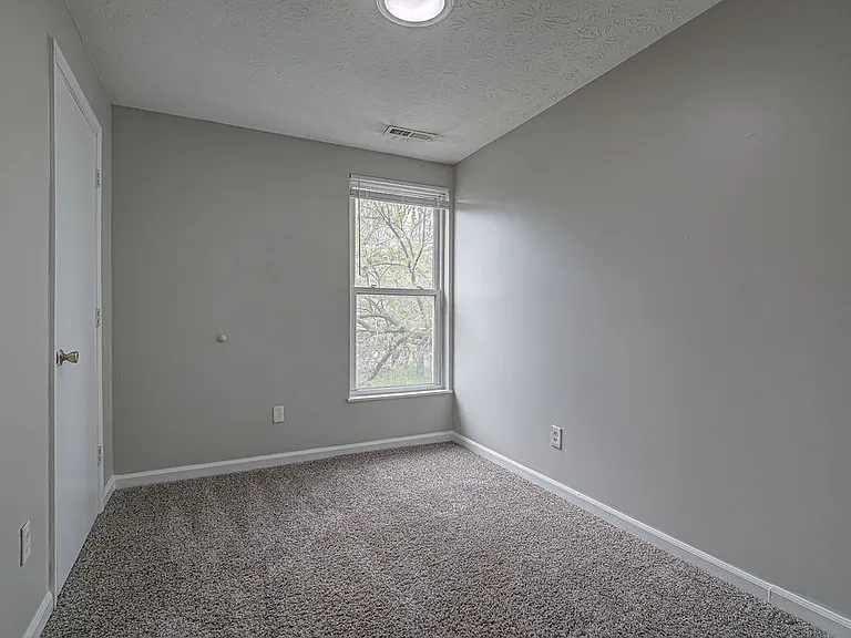 1915 Woodlawn Ave — Photo 14