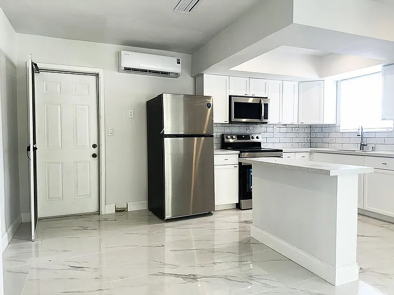 425 SW 18th Ave — Photo 4