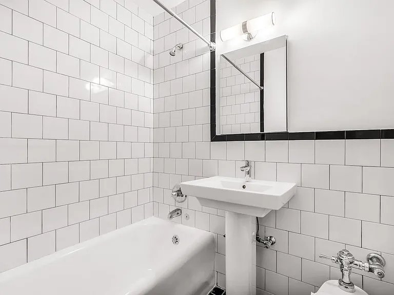 310 E 44th St #924 — Photo 9