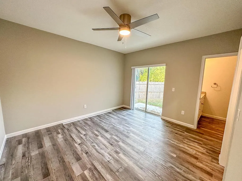 425 Thompson Ave — Photo 4