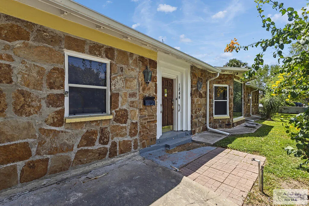 2 bed, 1.0 bath, 5325 sqft, $1,600 — Photo 3