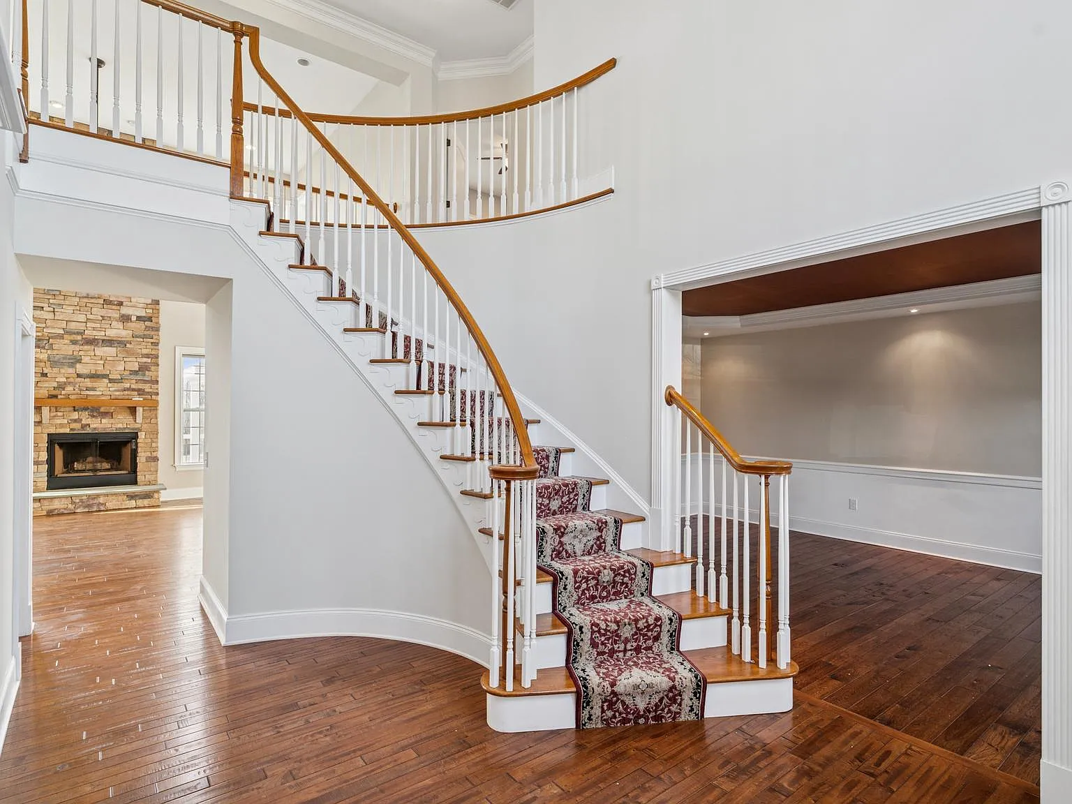 4 bed, 3.5 bath, 4732 sqft, $5,300 — Photo 2