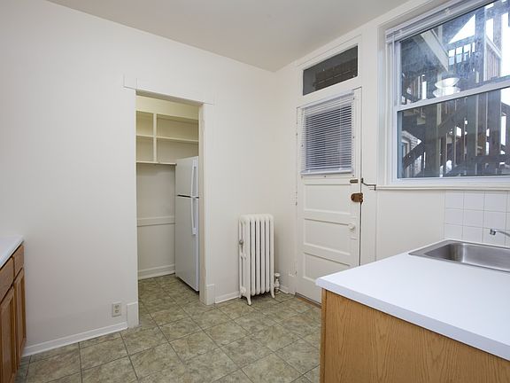 3rd image of 2442 W Sunnyside Ave APT 2