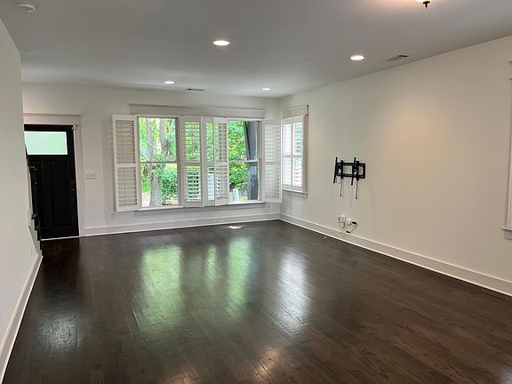 3rd image of 802 Lancaster Way