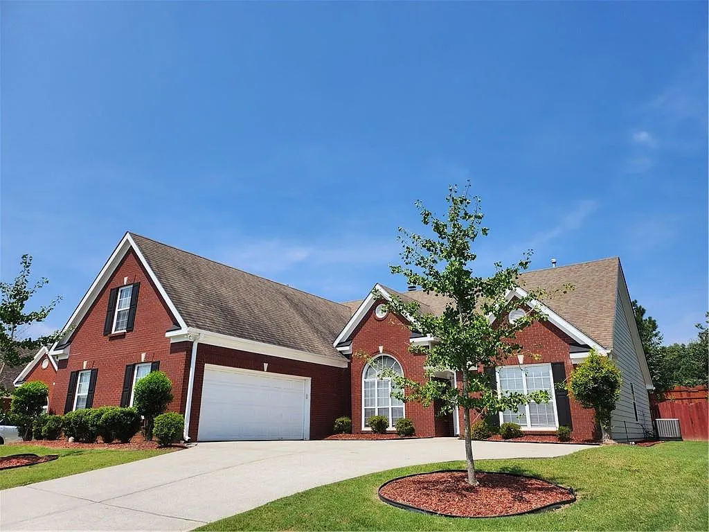 3 bed, 2.0 bath, 2609 sqft, $2,650 — Photo 2