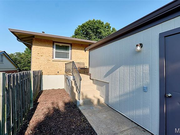 2nd image of 987 Barbizon Dr