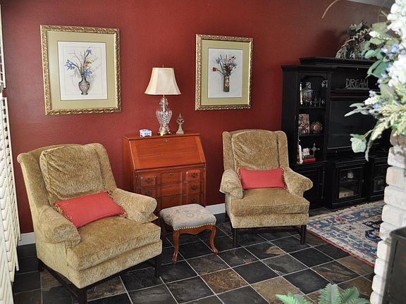 Sitting area off entry 