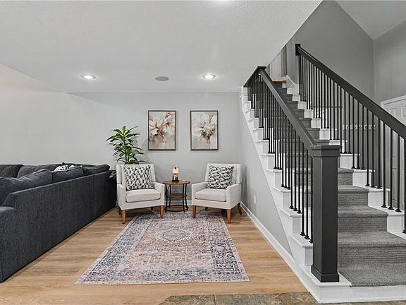 3rd image of 221 Woodbridge Ln